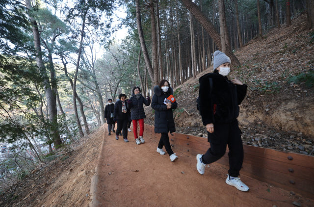 지난 1월 13일 부산 동래구 동래읍성 북문 맨발길이 조성돼 시민들이 걷고 있다. 총 길이 1600여m의 북문 맨발길에는 황토볼장, 데크쉼터, 세족장과 족욕장 등이 설치돼 있다. 이재찬 기자 chan@
