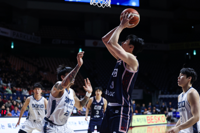 부산 KCC의 송교창이 지난 12일 부산 사직체육관에서 열린 고양 소노전에서 슛을 날리고 있다. KBL 제공