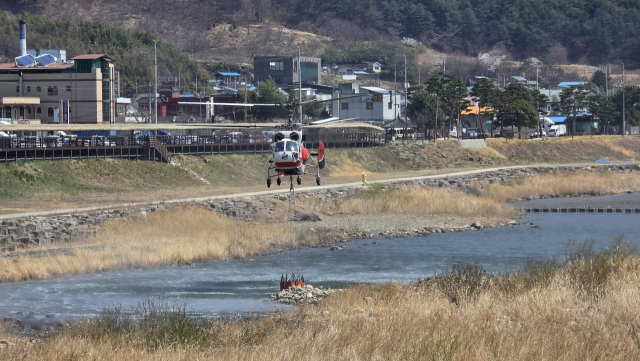 지난해 3월 산청군 시천면에서 소방헬기가 소방용수를 뜨고 있는 모습. 김현우 기자