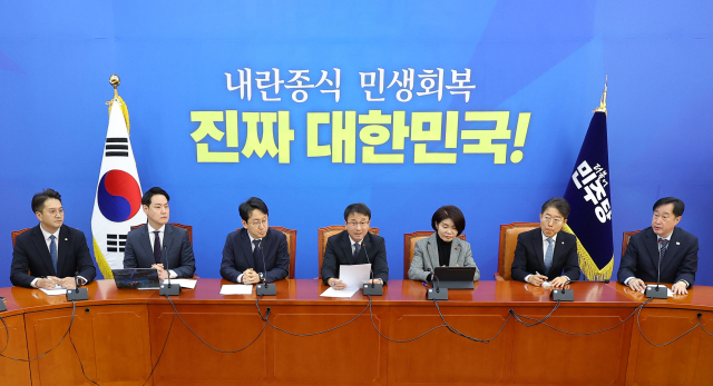 더불어민주당 한병도(왼쪽 네 번째) 원내대표가 13일 서울 여의도 국회에서 열린 원내대책회의에서 발언하고 있다. 연합뉴스