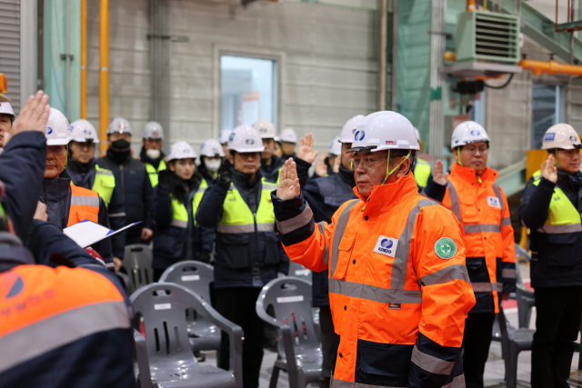 김준동 한국남부발전 사장(오른쪽 다섯 번째)이 지난 12일 신세종빛드림본부를 찾아 발전소 터빈동에서 노동조합 대표 및 상주 협력사 대표와 함께 안전다짐대회를 개최했다. 남부발전 제공