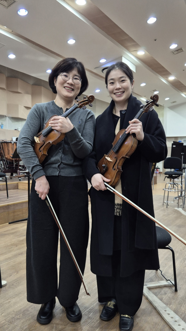 부산시립교향악단 바이올리니스트 배영주(왼쪽) 단원과 딸 권순지 단원이 13일 부산문화회관 내 부산시향 연습실에서 포즈를 취하고 있다. 박석호 기자　