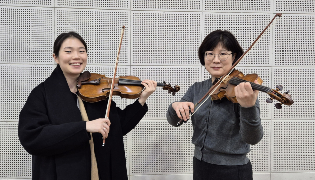 부산시립교향악단 바이올리니스트 배영주(오른쪽) 단원과 딸 권순지 단원이 13일 부산문화회관 내 부산시향 연습실에서 연주하는 포즈를 취하고 있다. 박석호 기자