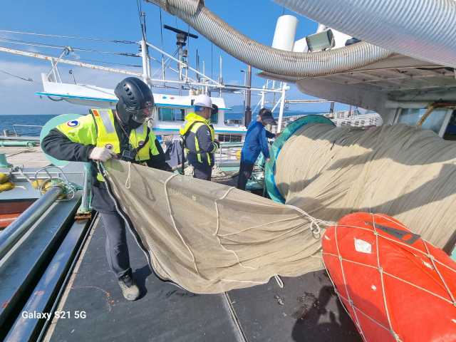 연근해 어선 승선조사 불법어구 점검 현장. 해수부 제공
