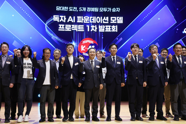 배경훈 부총리 겸 과학기술정보통신부 장관, 임문영 국가인공지능전략위원회 부위원장, 하정우 AI미래기획수석비서관 등이 지난달 30일 서울 강남구 코엑스에서 열린 '독자 AI 파운데이션 모델' 프로젝트 1차 발표회에서 기념촬영을 하고 있다. 연합뉴스