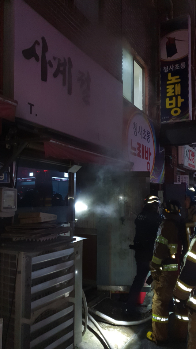 14일 오전 3시 50분께 부산 영도구 대교동 한 상가 1층 음식점에서 화재가 발생했다. 부산소방재난본부 제공