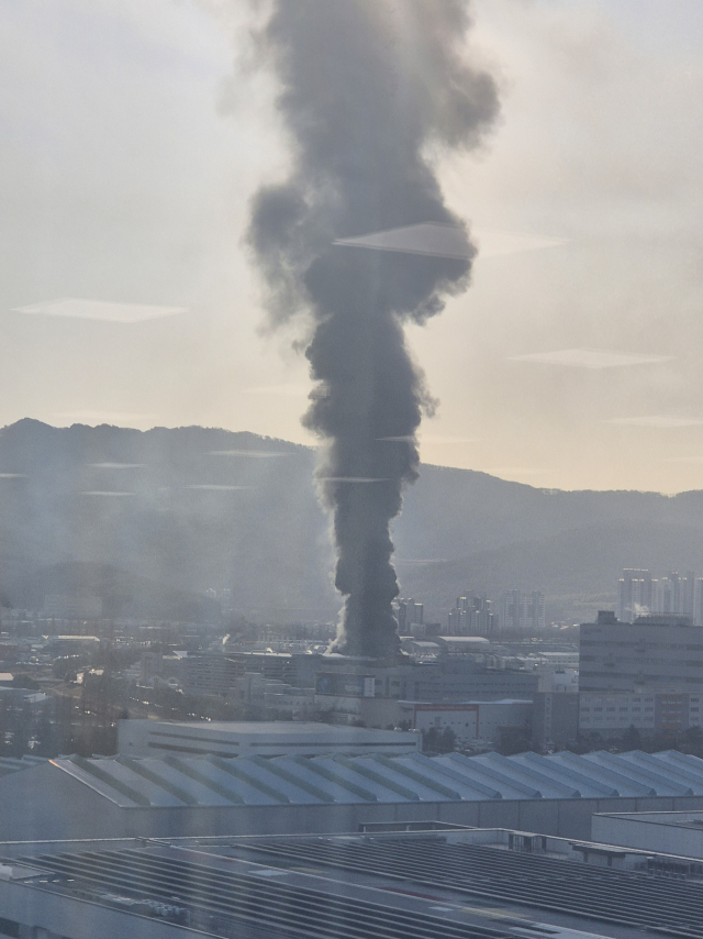 14일 오전 10시 14분 경남 창원시 성산구 성주동의 한 공장에서 불이 나 연기가 자욱하다. 독자 제공