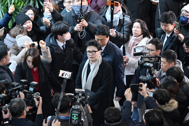 국민의힘 한동훈 전 대표가 14일 당 윤리위원회가 본인을 제명 결정한 것과 관련해 입장을 밝히기 위해 지지자들의 응원을 받으며 기자회견장으로 향하고 있다. 연합뉴스