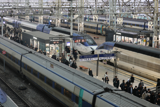 서울역 플랫폼에서 승객들이 오가는 모습. 연합뉴스