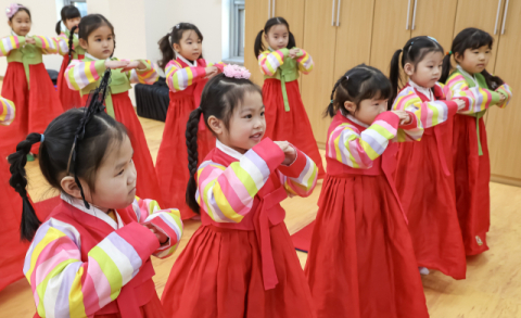 [포토뉴스] 생애 첫 큰절, 꽤 잘하죠?