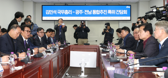 김민석 국무총리가 14일 국회 의원회관에서 열린 광주·전남 통합추진 특위 간담회에서 해당 지역 의원들과 얘기를 나누고 있다. 연합뉴스