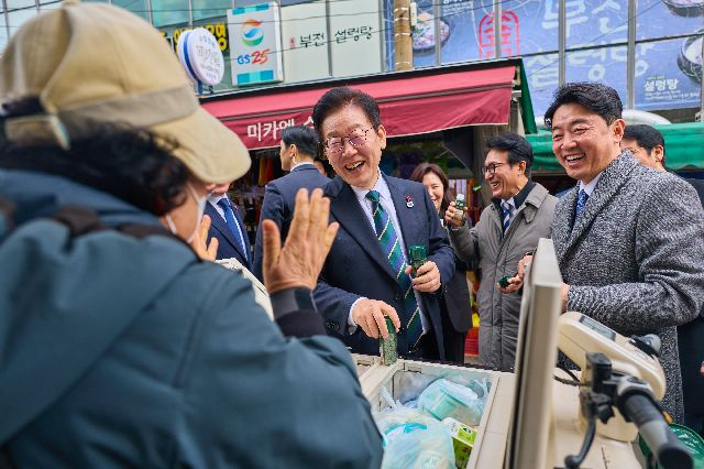 이재명 대통령이 지난해 해양수산부 청사에서 국무회의를 마친 뒤 부산 부산진구 부전시장을 찾아 상인들과 이야기를 나누고 있다. 연합뉴스