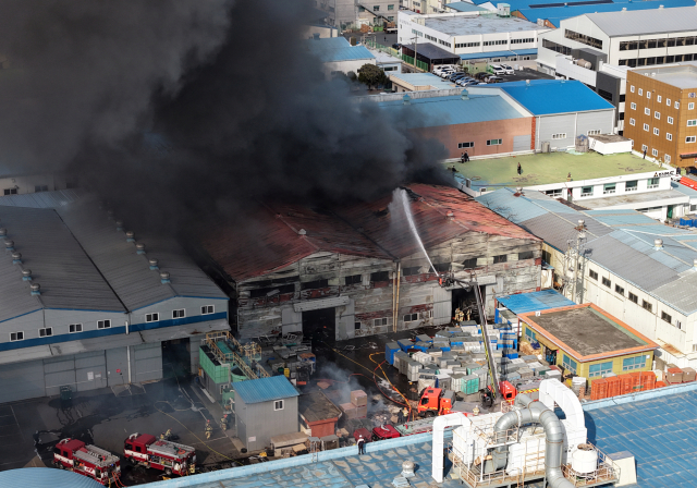 14일 오전 10시 13분께 경남 창원시 성산구 성주동 국가산업단지 내 한 공장에서 불이 나 검은 연기가 발생하고 있다. 인명피해는 현재까지 없는 것으로 전해졌다. 연합뉴스