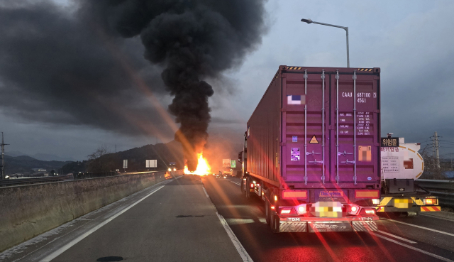 15일 오전 7시 10분께 통영-대전 고속도로 대전 방면 함양분기점 부근에서 25t 트레일러가 가드레일과 중앙분리대를 연거푸 충격한 뒤 전소됐다. 독자 제공