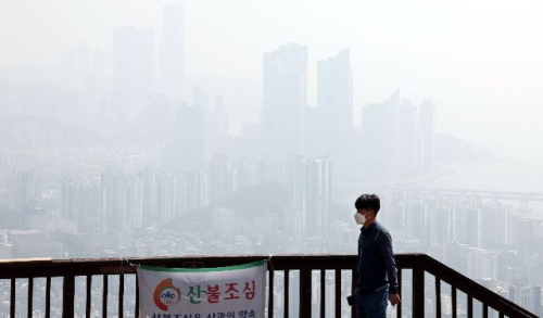미세먼지특별대책위원회 존속기한이 2026년 2월에서 2031년 2월까지 5년 연장된다. 사진은 부산지역에 미세먼지와 초미세먼지 ‘나쁨’ 단계를 보인 지난해 3월 25일 오전 부산 황령산 전망대에서 바라본 해운대 일대 도심 전경. 부산일보DB