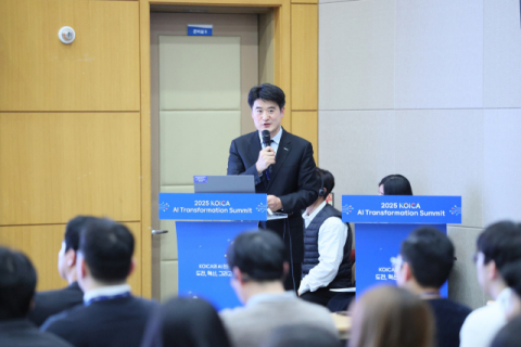 ‘2025년 코이카 AX 역량강화 성과공유회’에서 조현규 인공지능전환실장이 AI 활용 종합 성과를 발표하고 있다.