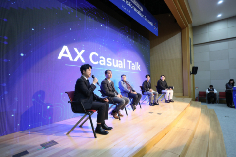 ‘2025년 코이카 AX 역량강화 성과공유회’에서 전문기업 솔트룩스 이승민 본부장을 비롯한 코이카 직원들이 AI 업무 활용 도전과제와 개선점에 대해 토론하고 있다.