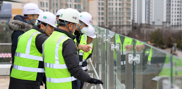 박상형 한전KDN 사장이 노사합동 안전점검 중 신사옥 건설 현장 난간을 살펴보고 있다. 한전KDN 제공