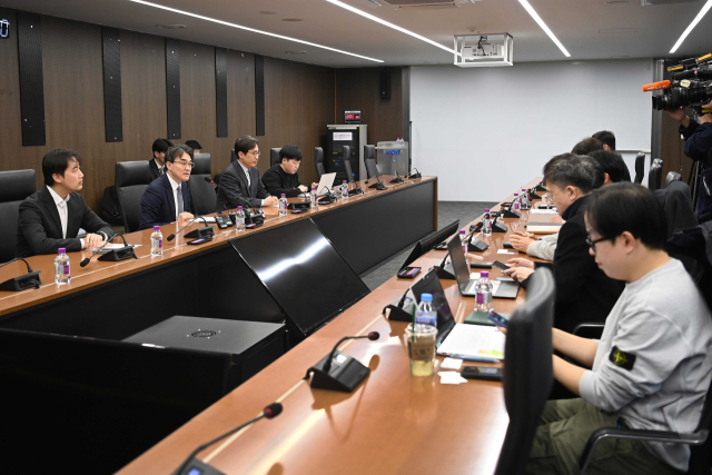 김성열 산업통상부 산업성장실장이 15일 서울 중구 대한상공회의소 대회의실에서 미국 반도체 품목관세 관련 민관합동 긴급 대책회의를 주재하고 있다. 산업부 제공