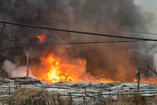 16일 오전 5시께 서울 강남구 개포동 구룡마을 4지구에서 불이 났다. 소방 당국은 인근 야산으로 불이 번질 우려가 있다고 보고 5시 10분께 대응 1단계를 발령했다. 사진은 이날 화재 현장 모습. 연합뉴스
