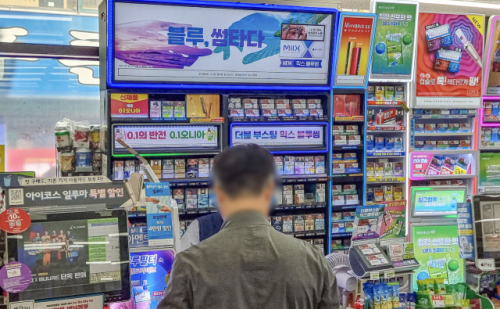 식품의약품안전처가 국내 유통되는 모든 담배의 유해성분을 검사·분석해 처음으로 국민에게 공개한다. 공개 시점은 오는 10월이다. 사진은 부산 한 편의점의 담배진열 코너. 김종진 기자 kjj1761@