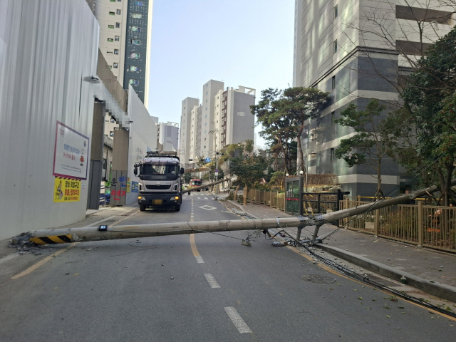 부산 연제구에서 대형 트럭이 전신주를 들이받아 일대 2000여 세대가 정전되는 사고가 발생했다. 부산 연제경찰서 제공