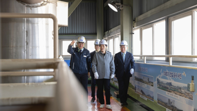 한국남부발전 김준동 사장(맨오른쪽)이 16일 하동빛드림본부에서 송미령 농림축산식품부 장관(가운데)과 함께 하동 7,8호기 현장을 살펴보고 있다. 남부발전 제공