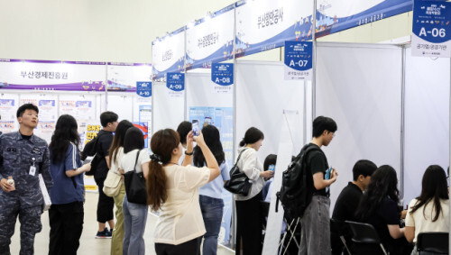 지난해 9월 4일 부산 해운대구 벡스코 제2전시장에서 2025년 해양수산 취업박람회가 열려 구직자들로 붐비고 있다. 김종진 기자 kjj1761@