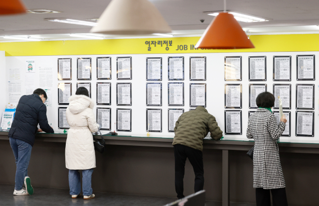 근속기간이 길어질수록 대·중소기업 간 임금 격차가 더 벌어지는 가운데 청년층이 큰 회사만 선호하는 현상이 고착화되는 양상이다. 서울 마포구 서울서부고용복지플러스센터 구인정보 게시판 모습. 연합뉴스