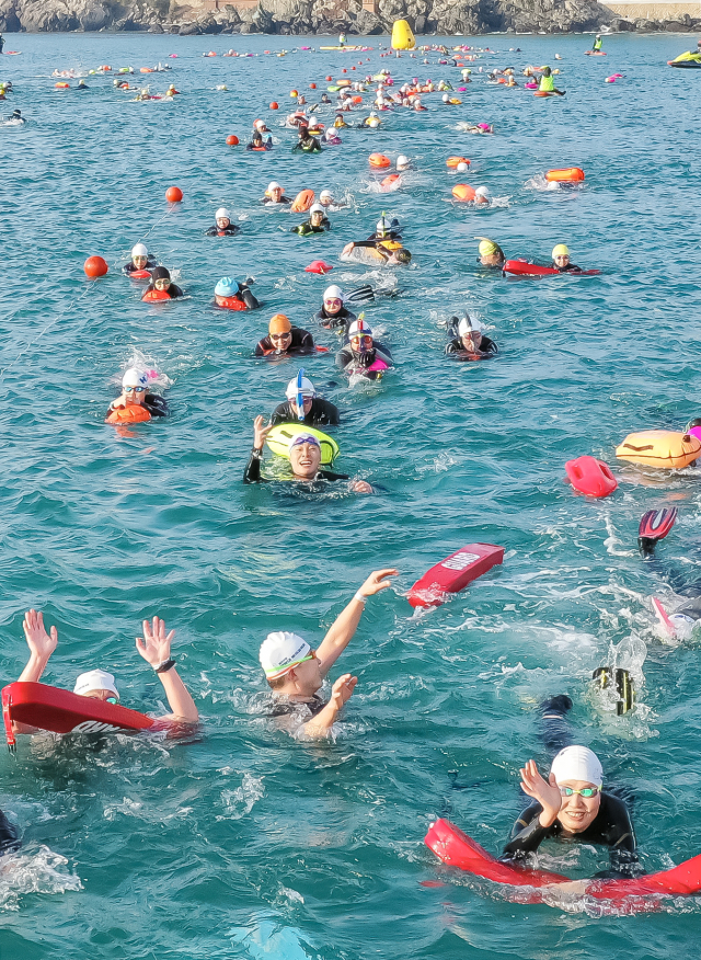 식전행사로 부울경바다수영협회가 주관한 1km 동행 수영이 진행되고 있다. 김종진 기자 kjj1761@
