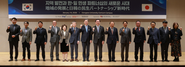 김창범 한국경제인협회 부회장을 비롯한 주요 내빈들이 지난 16일 부산 동서대학교 센텀캠퍼스 컨벤션홀에서 한국경제인협회와 일본 경제단체연합회 종합정책연구소, 동서대학교가 공동으로 개최한 '지역 발전과 한·일 민생 파트너십의 새로운 시대' 세미나에서 기념촬영을 하고 있다. 사진 왼쪽 다섯 번째부터 후카가와 유키코 와세다대 교수, 하라 이치로 경단련 상무, 김창범 한경협 부회장, 장제국 동서대 총장, 양재생 부산상의 회장, 성희엽 부산시 부시장. 한경협 제공