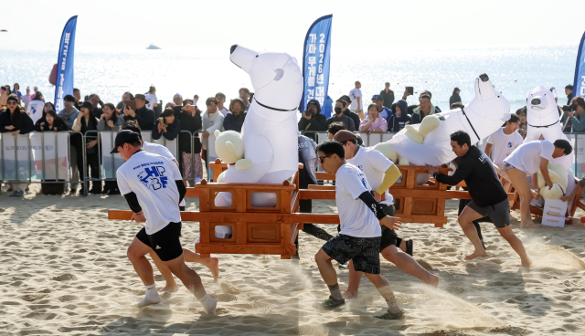 북극곰 복장을 한 참가자들이 가마 레이스 경기를 하고 있다. 김종진 기자 kjj1761@