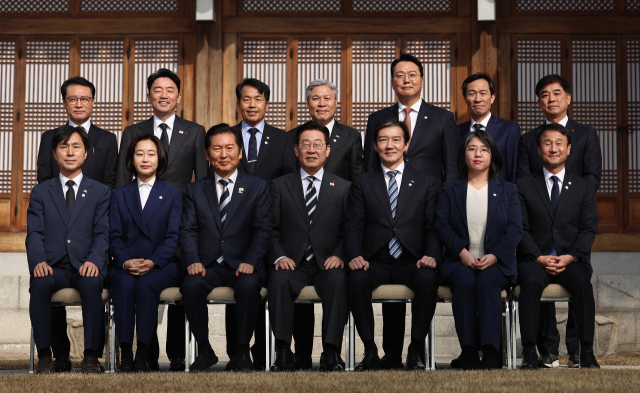 이재명 대통령이 16일 청와대 상춘재에서 열린 정당 지도부 초청 오찬에서 참석자들과 기념촬영하고 있다. 앞줄 왼쪽부터 사회민주당 한창민 대표, 진보당 김재연 대표, 더불어민주당 정청래 대표, 이재명 대통령, 조국혁신당 조국 대표, 기본소득당 용혜인 대표, 더불어민주당 한병도 원내대표. 뒷줄 왼쪽부터 이규연 홍보소통수석, 강훈식 비서실장, 진보당 윤종오 원내대표, 조국혁신당 서왕진 원내대표, 개혁신당 천하람 원내대표, 우상호 정무수석, 김병욱 정무비서관. 연합뉴스