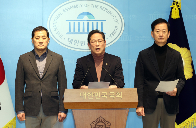 국회 재정경제기획위원회 소속 국민의힘 박수영 간사(가운데) 등 의원들이 18일 국회 소통관에서 이혜훈 기획예산처장관 후보자 인사청문회 거부를 밝히고 있다. 왼쪽부터 박대출, 박수영,최은석 의원. 연합뉴스