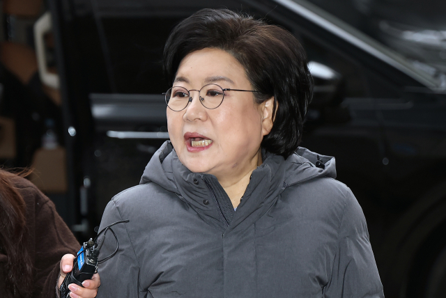 이혜훈 기획예산처 장관 후보자가 16일 서울 중구 예금보험공사에 마련된 인사청문회 준비 사무실로 출근하며 취재진 질문에 답하고 있다. 연합뉴스
