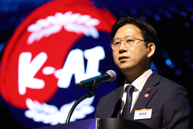 과학기술정보통신부는 19일부터 2026년도 인공지능중심대학(AI중심대학) 사업을 공고하며, 올해 총 255억 원 규모로 10개 대학을 새로 선정할 계획이라고 18일 밝혔다. 사진은 배경훈 부총리 겸 과학기술정보통신부 장관이 지난달 30일 서울 강남구 코엑스에서 열린 '독자 AI 파운데이션 모델' 프로젝트 1차 발표회에서 환영사를 하고 있는 모습. 연합뉴스