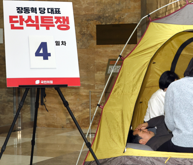 18일 더불어민주당에 통일교·공천헌금 '쌍특검' 수용을 요구하며 국회 로텐더홀에서 나흘째 단식 투쟁을 이어가고 있는 국민의힘 장동혁 대표가 의료진의 진찰을 받고 있다. 연합뉴스
