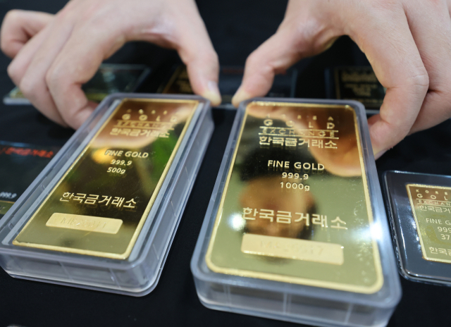 서울 종로구 한국금거래소에 놓여있는 금 상품. 연합뉴스