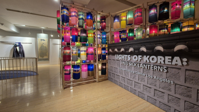 이번 전시는 실크등뿐만 아니라 진주 실크로 제작된 전통 한복·넥타이·스카프·화장품 등 다양한 실크 제품을 함께 선보인다. 진주시 제공