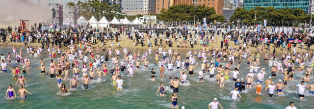 우리나라 최고의 겨울 축제인 ‘제39회 해운대 북극곰축제’의 입수 행사가 18일 부산 해운대해수욕장에서 개최됐다. 이날 2000여 명의 ‘인간 북극곰’들이 차가운 바닷물에 입수하고 있다. 김종진 기자 kjj1761@