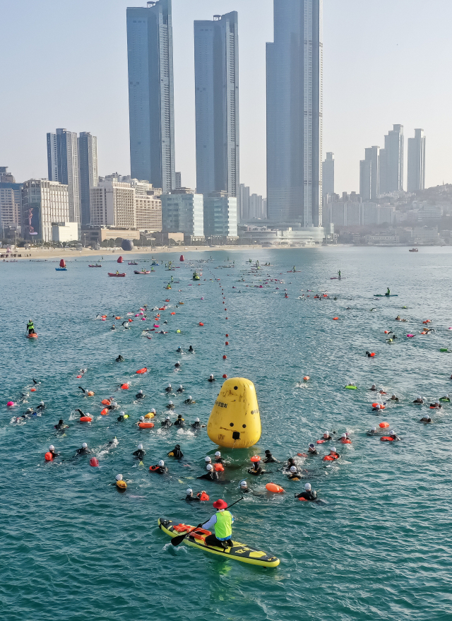 18일 열린 해운대 북극곰축제가 겨울 바다를 뜨겁게 달궜다. 입수뿐만 아니라 해변에서도 다양한 행사가 펼쳐졌다. ‘1km 동행수영’. 이재찬·정종회·김종진 기자 chan@