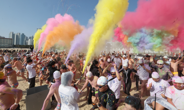 18일 열린 해운대 북극곰축제가 겨울 바다를 뜨겁게 달궜다. 입수뿐만 아니라 해변에서도 다양한 행사가 펼쳐졌다. 컬러풀 다이브 행사 모습. 이재찬·정종회·김종진 기자 chan@