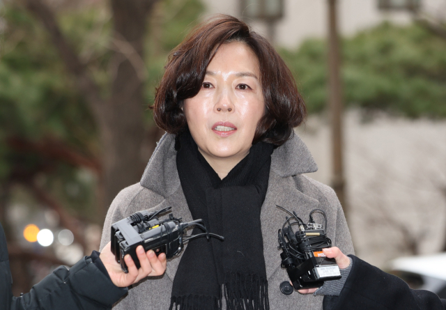 무소속(전 더불어민주당) 강선우 의원에게 '공천헌금' 1억원을 전달한 혐의를 받는 김경 서울시의원이 피의자 신분으로 조사를 받기 위해 18일 서울경찰청 공공범죄수사대로 출석하면서 취재진 질문에 답변하고 있다. 연합뉴스