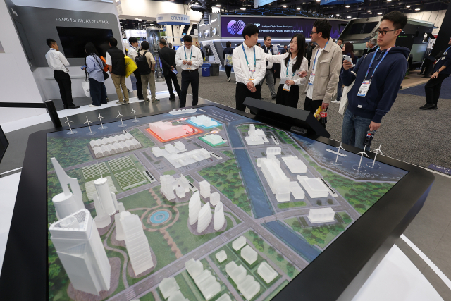 산업통상부는 19일부터 30일까지 ‘원전 중소·중견기업 수출 첫걸음 사업’ 3기 참여기업을 모집한다고 19일 밝혔다. 사진은 CES 2026 개막일인 지난 6일(현지시간) 미국 네바다주 라스베이거스 컨벤션센터(LVCC) 한국수력원자력 부스에서 관람객들이 전시를 둘러보는 모습. 연합뉴스