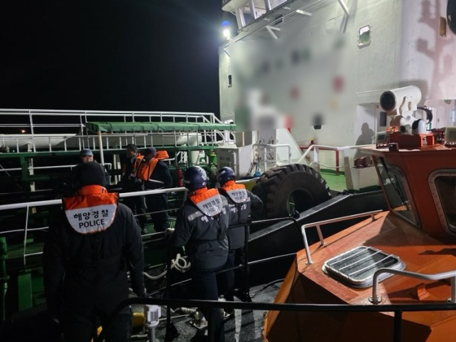 19일 오전 4시 45분께 사천시 향기도 인근 해상에서 497t급 A 호가 좌초돼 긴급 구조 및 사고 수습 작업이 펼쳐지고 있다. 사천해경 제공