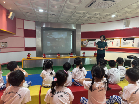 스포원파크 재난안전체험관에서 유치원생을 대상으로 소화기 체험교육이 한창이다.
