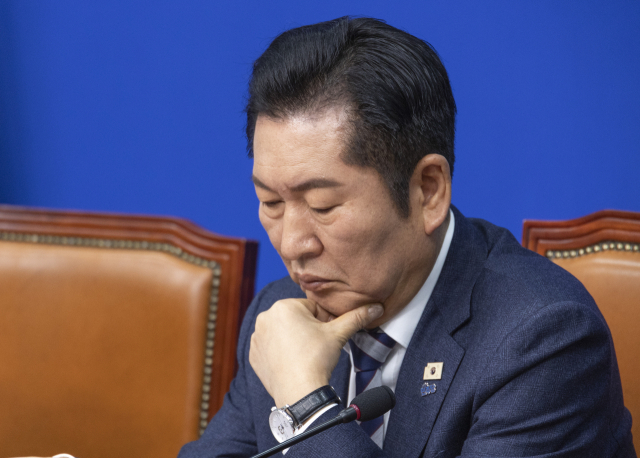 더불어민주당 정청래 대표가 19일 국회에서 열린 최고위원회의 도중 생각에 잠겨 있다. 연합뉴스