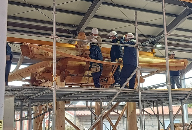 전북대 한옥 교육 프로그램. 야외 실습장에서 한옥건축을 배우고 있다. 김덕준 기자