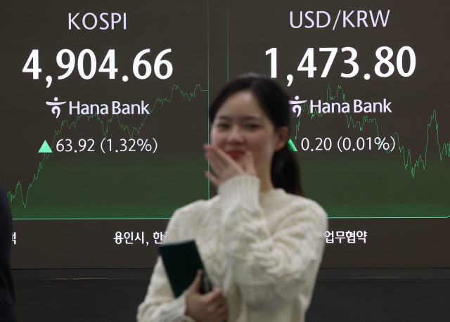 코스피가 4904.66으로 마감한 19일 서울 중구 하나은행 딜링룸. 연합뉴스