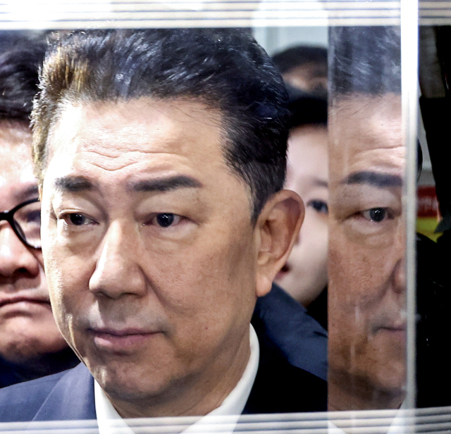 각종 의혹으로 당 윤리심판원으로부터 제명 결정 처분을 받은 더불어민주당 김병기 의원이 19일 국회 소통관에서 기자회견을 열고 